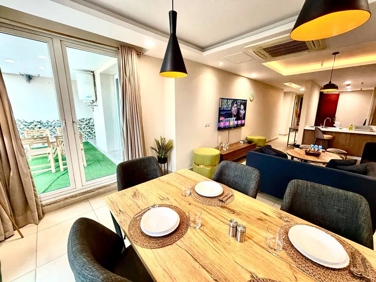 Bauhaus Design – 3 Bed Apartment, Gold Crest Mall — photo 4