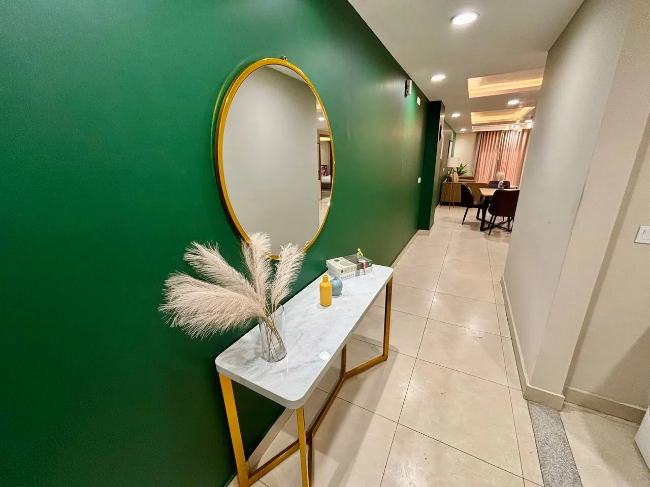Earthy Luxe – 2.5 Bed Family Apartment, Gold Crest Mall — photo 4