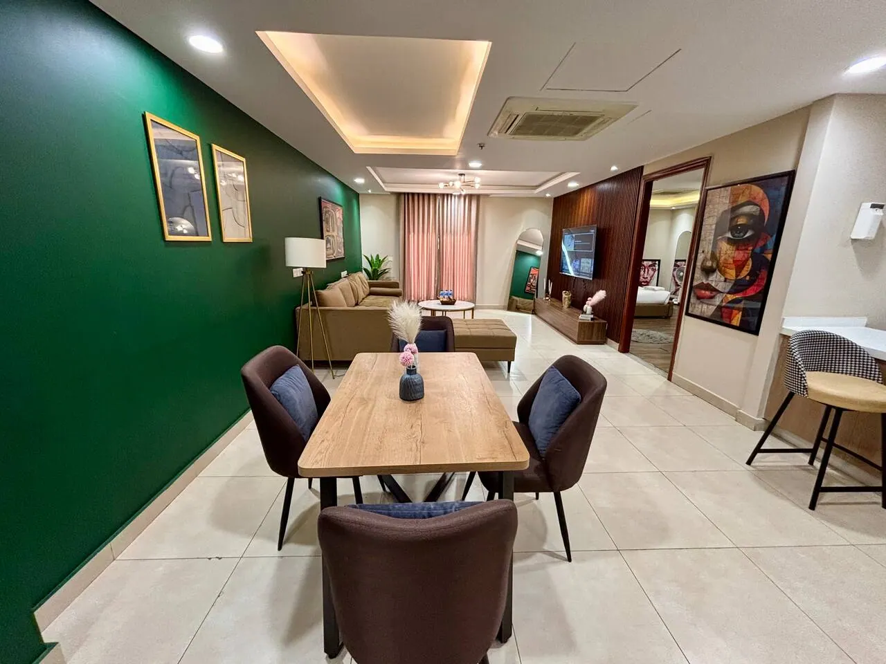 Earthy Luxe – 2.5 Bed Family Apartment, Gold Crest Mall — photo 5