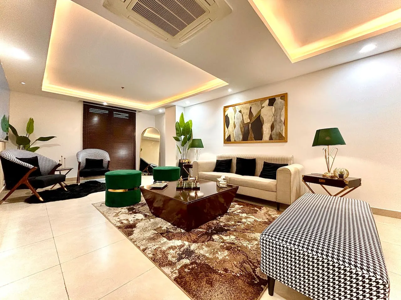 3 bed apartment in Gold Crest Mall: Skyline Elegance – 3 Bed with Balcony, 11th Floor, Gold Crest Mall — photo 1